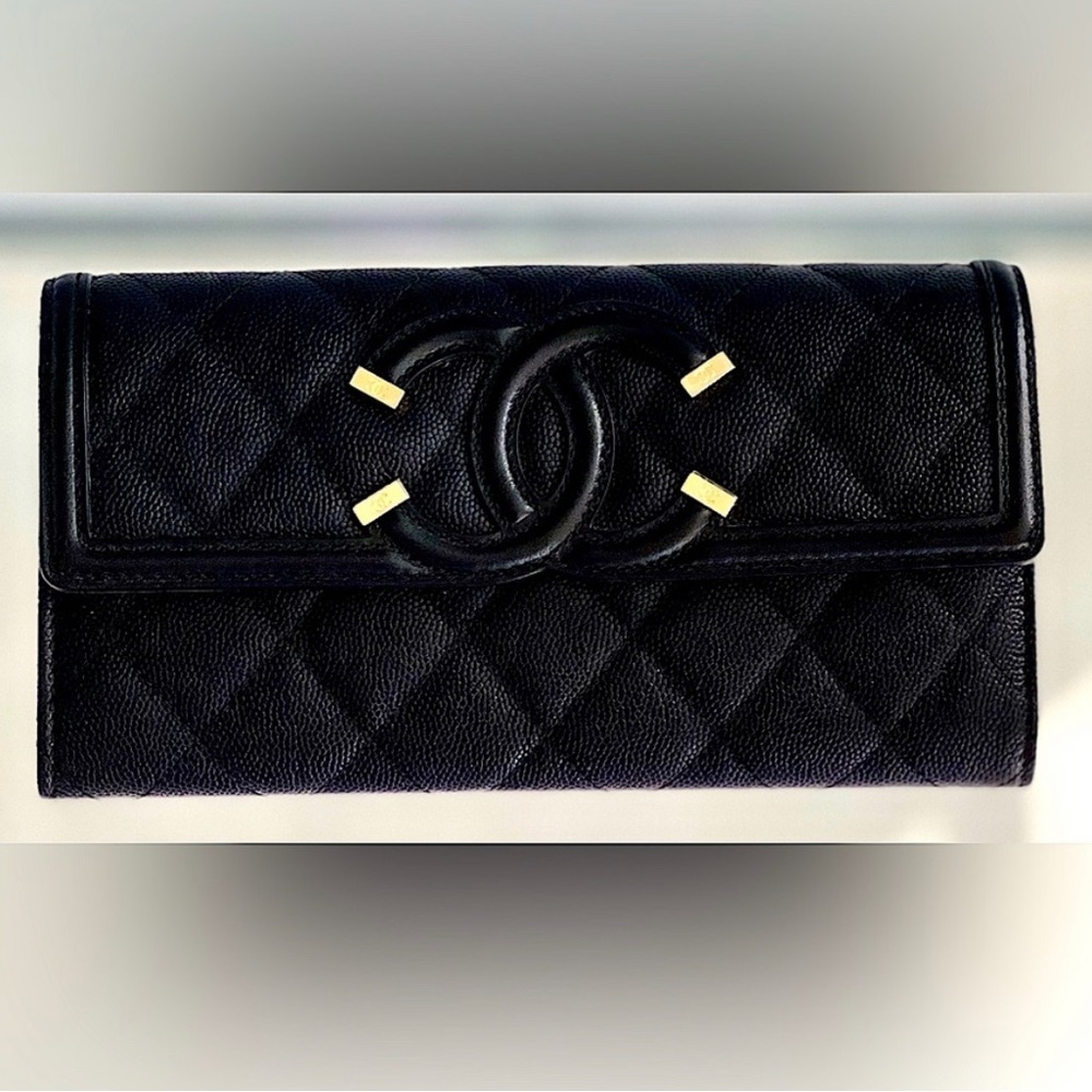 Quilted CHANEL wallet